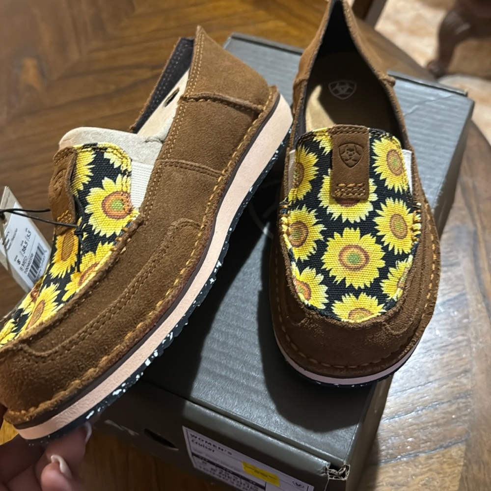 New Women’s cruiser size 8 sunflower ariat shoe